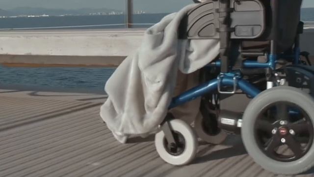 Родители бросили его из-за его инвалидности, не зная, кем он станет. смотреть онлайн