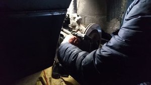 замена передних тормозных дисков wv passat б3(replacing the front brake discs passat b3)