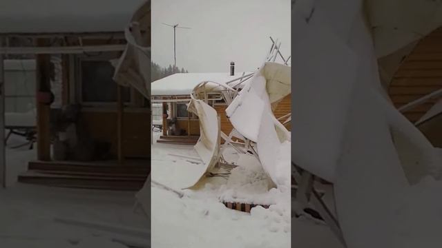 Много снега, навес не выдержал. смотреть онлайн