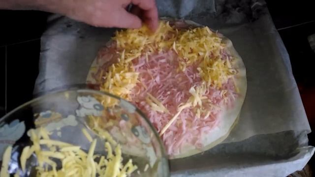 Слоеный пирог "Солнышко" с сыром и колбасой