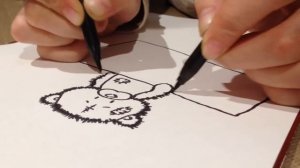 Амбидекстр Анна Одинцова рисует Мишку