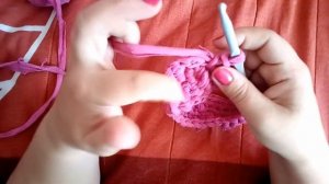 Овальный коврик крючком из старых вещей.