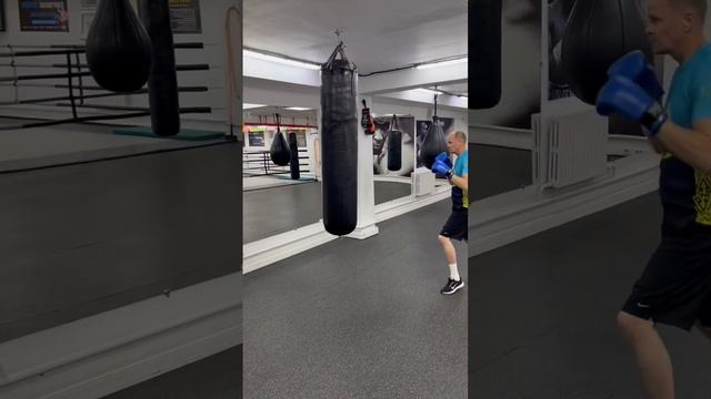 Что бы удар после уклона получился более жёстким, нужно перевалить вес тела в сторону бьющей руки. смотреть онлайн