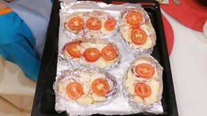 Рыбка запеченная с картошечкой в лодочках из фольги!Морской язык с картошкой, сыром и помидорами!!!