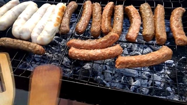 Сосиски на мангале с картошкой и бокал вина! очень вкусно!
