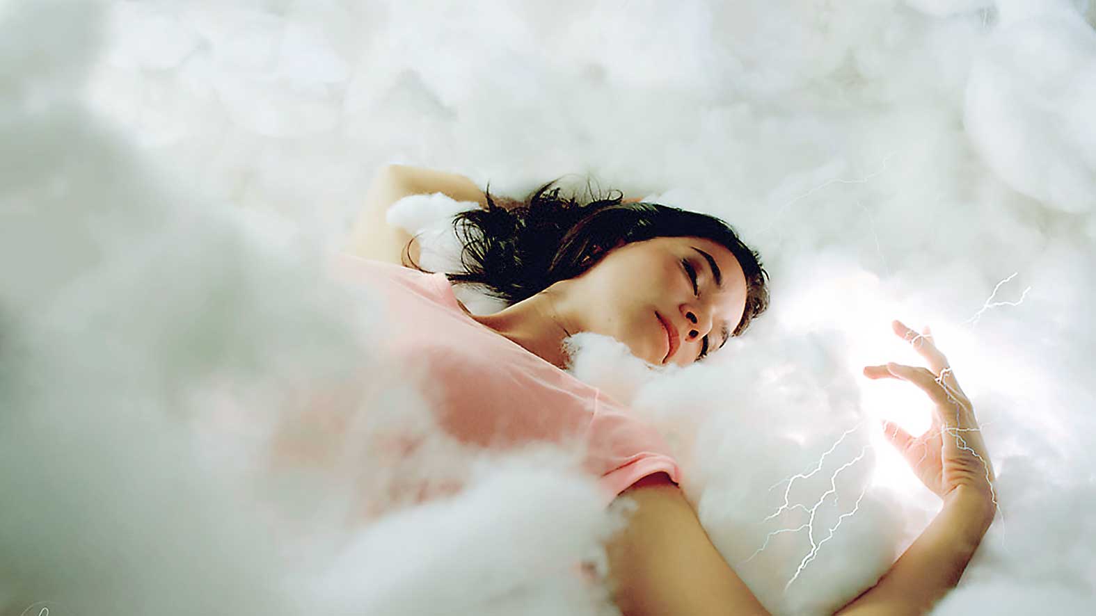 Девушка лежит на облаке