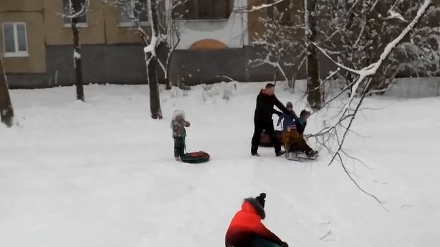 ВИДЕО ДЛЯ ДЕТЕЙ | ЗИМНИЕ ИГРЫ | ДЕТИ съезжают на ПЛЮШКЕ, ЛЕДЯНКЕ, ТЮБИНГЕ и САНКАХ с ГОРКИ. ENG. SU смотреть онлайн