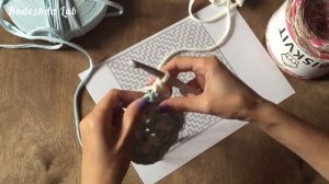 Вязаная диванная подушка из трикотажной пряжи. Мозаичное вязание. Узоры крючком