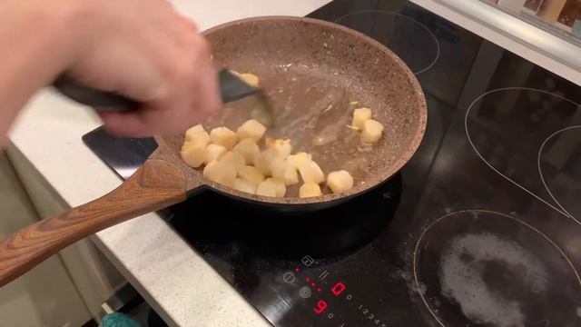 Жареные гребешки на оливковом и сливочном масле с петрушкой смотреть онлайн