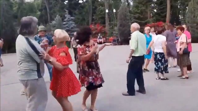 ЖАРКИЙ ИЮНЬ НАМ ВОЗВРАЩАЕТ РАДОСТЬ УШЕДШИХ ДНЕЙ,ВЕСЕЛЫЕ ТАНЦЫ В ПАРКЕ ГОРЬКОГО. смотреть онлайн