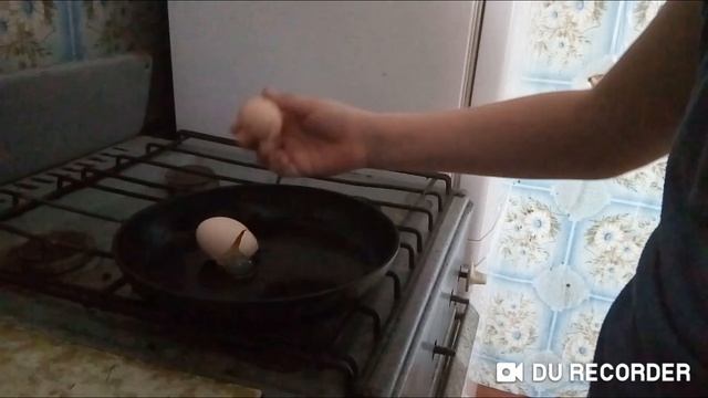 ПОМОГАЮ МАМЕ ГОТОВИТЬ! смотреть онлайн