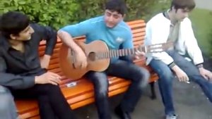 Кавказец играть на гитаре