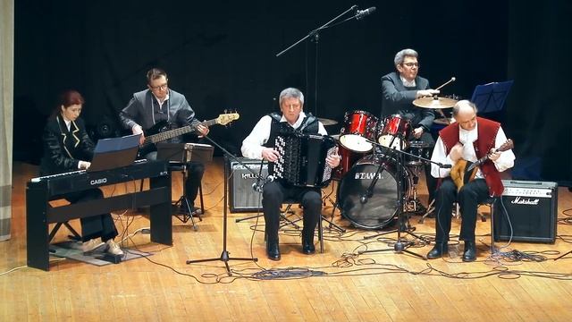 Народный коллектив "Инструментальный ансамбль "Фолк ремикс", "По улочке вечерком", Е. Дербенко. смотреть онлайн