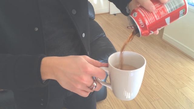 Как засунуть монетку в бутылку?! [Фокус или Монтаж?] смотреть онлайн