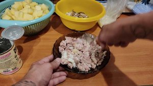 Грибница (тушеный картофель с грибами и тушенкой )