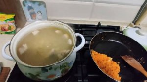 Суп с лапшой быстрого приготовления. Суп с бомЖ лапшой.