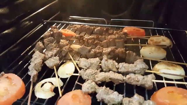 سر طرواة  قطبان اللحم المشوية في الفرن + شربة الشعير اللذيذة/ brochette de viande смотреть онлайн