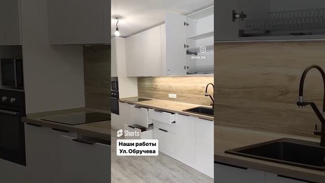Белая прямая кухня 3,39 метра в частном доме
