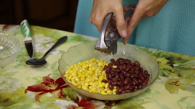 САЛАТ С СУХАРИКАМИ, НА СКОРУЮ РУКУ смотреть онлайн