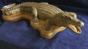КРОКОДИЛ ИЗ ДЕРЕВА НА ПОСТАМЕНТЕ.