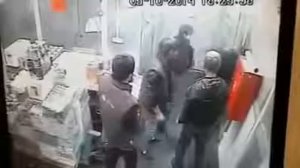 Охранник вырубил троих.