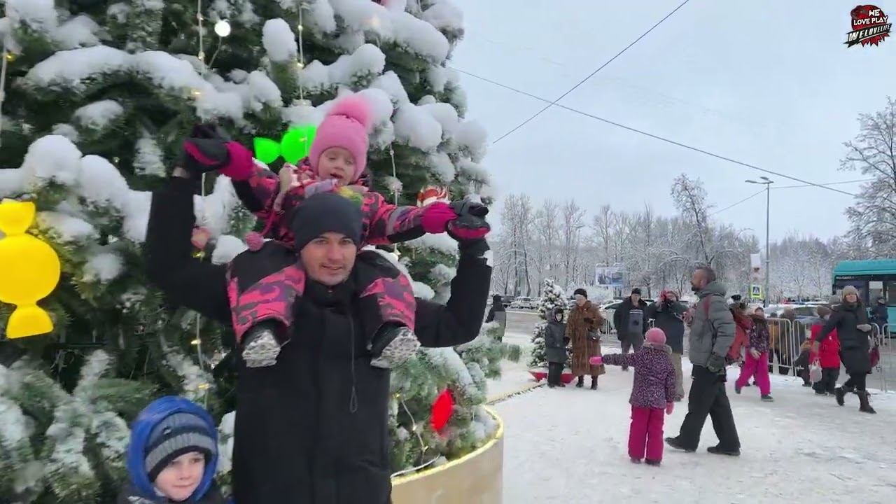 Команда Деда Мороза развлекает публику - ёлка, ДедМоробус и новогодняя атмосфера смотреть онлайн