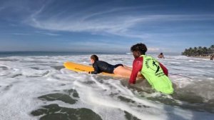 Серф для начинающих на Шри-Ланке | Хиккадуа Хиккадува серфинг | surfing Sri Lanka Hikkaduwa #surf