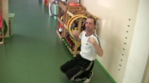 Игровое упражнение с падением - Кто дальше достанет?