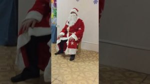 Дед Мороз вручает подарки