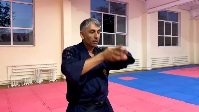 Прием взорвавший интернет! СМОТРЕТЬ ВСЕМ! Опасный вариант уличной самозащиты. смотреть онлайн