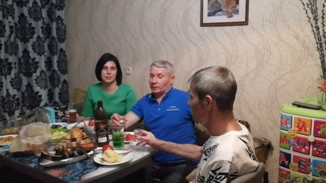 Пробуем самогон в гостях
