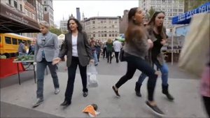 Жесть: Крыса пугает прохожих - Пранк (Прикол над людьми)