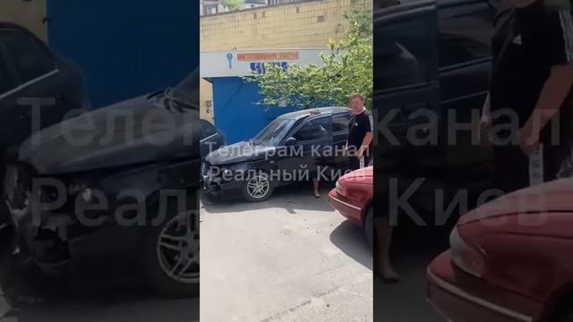 ??? В Киеве парень впервые сел за руль и разбил несколько машин