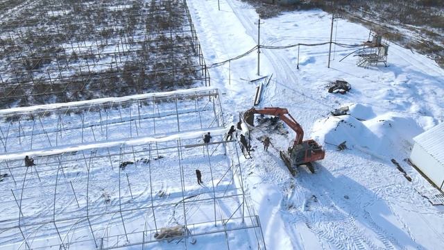 Строим Промышленную теплицу. Накрываем промышленную теплицу пленкой.