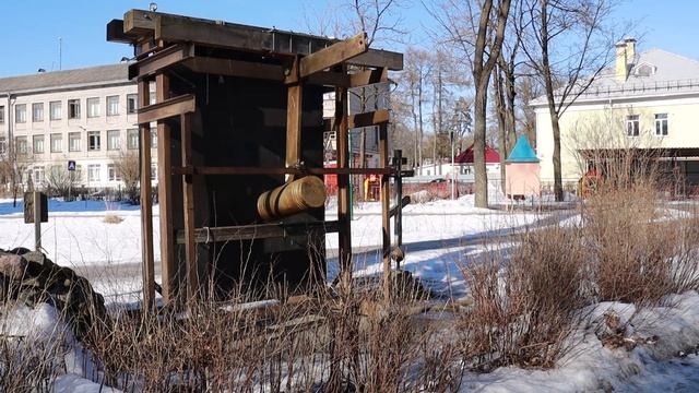 Устройство, загадочное приспособление состоит из огромной толстой медной пластины и молотка. смотреть онлайн