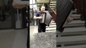 Мы желаем счастья вам под баян.