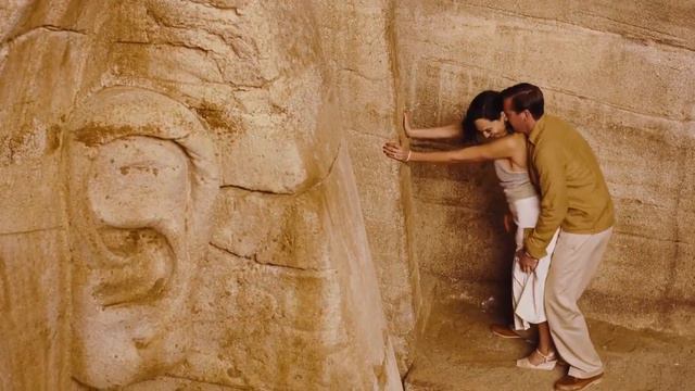 Gal Gadot and Armie Hammer sexy scene in Death on The Nile смотреть онлайн