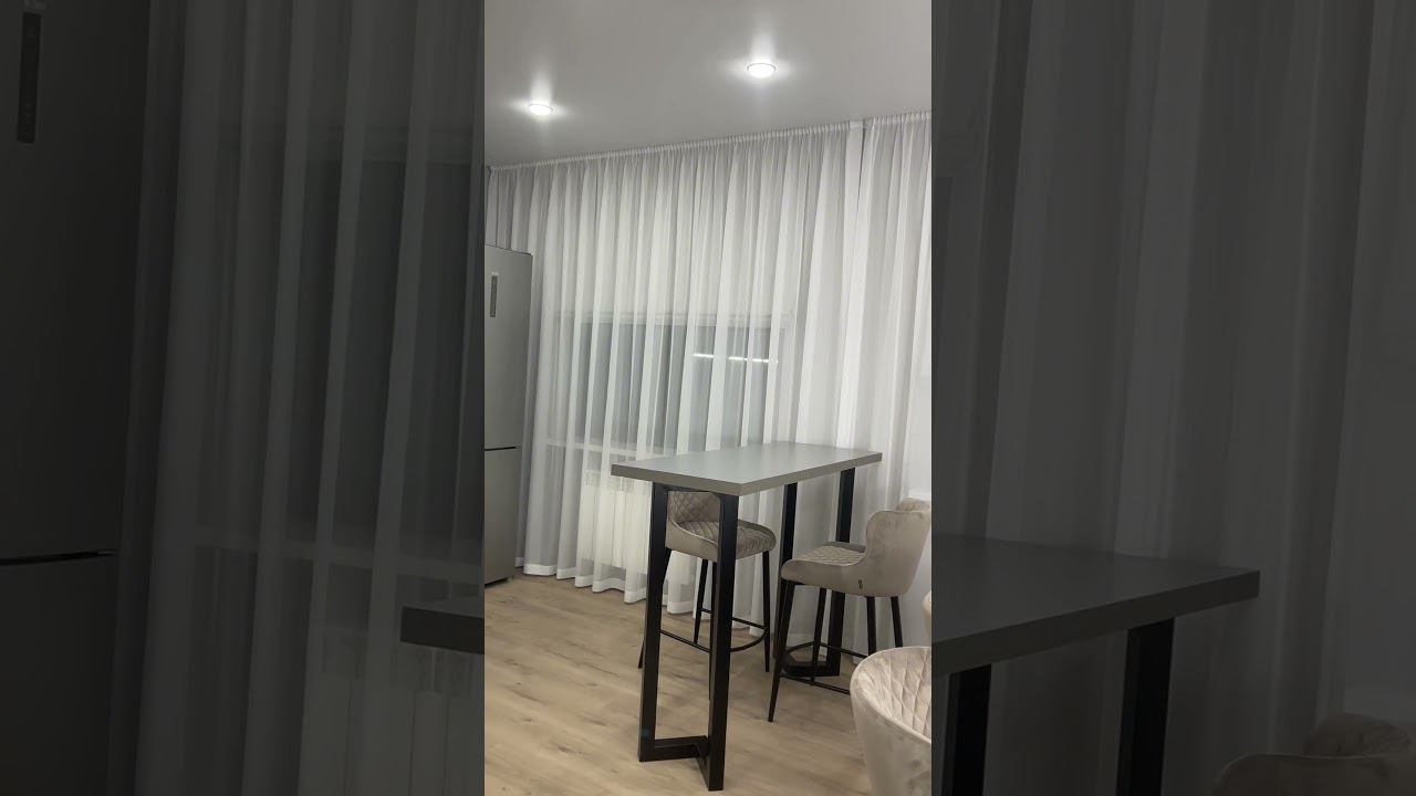 Белый тюль в гостиной и функциональные римские шторы #тюль #curtains #шторывкухню
