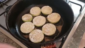 Жареные кабачки кружочками в муке,со специями и чесноком