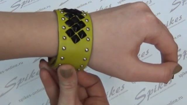 Браслет кожаный с квадратными клепками салатовый Spikes BR-000212 смотреть онлайн