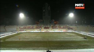 Трактор чистит газон пермского стадиона