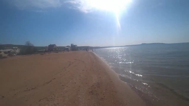 Крым, пляж в поселке Курортное. Азовское море.