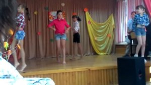 Девочки 5 класс танцуют на день учителя с. Шумейка