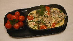 КУРИНЫЕ БЕДРА В СЛИВОЧНОМ СОУСЕ С ЧЕСНОКОМ И ПЕТРУШКОЙ