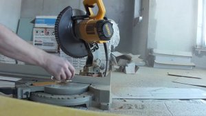 Дребезг на торцовочной пиле DeWALT DW 713
