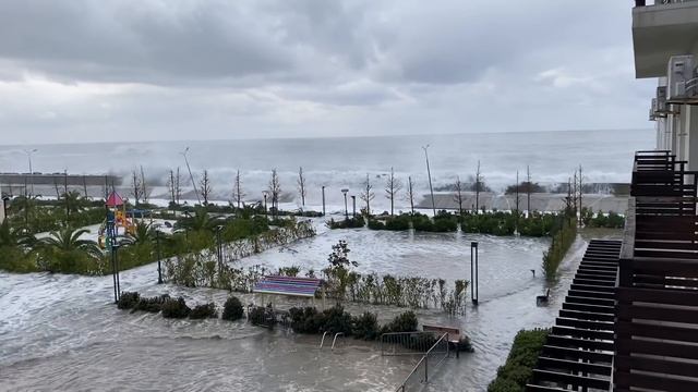 Огромные волны в Сочи - Сириус 01.12.2021. Huge waves, tsunami in Sochi - Sirius district смотреть онлайн