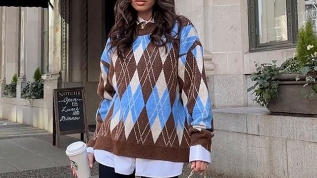 ?СТИЛЬНЫЕ И УЮТНЫЕ ЖЕНСКИЕ СВИТЕРА И ПОЛУВЕРЫ 2021-2022. Модный обзор смотреть онлайн