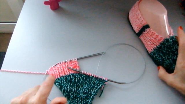 ПРОСТЫЕ СЛЕДОЧКИ ТАПОЧКИ НА 2 СПИЦАХ ИЗ ОСТАТКОВ НИТИ ДЛЯ НАЧИНАЮЩИХ МК "POM POM"! | HONEY AND ANA смотреть онлайн