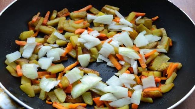 Суп с баклажанами и колбасой
