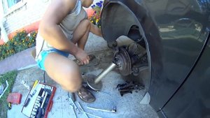 Замена опорных подушек передних стоек Авео. Сразу два Aveo T255 и стрелки на чашка пружин.